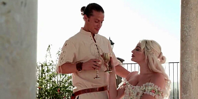 Gorgeous blonde acting fancy before getting screwed