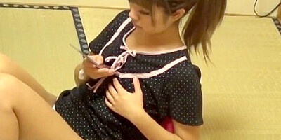 Asian ho fingers her vag