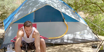 Dillion Harper frotando y follando dentro de una carpa en un camping