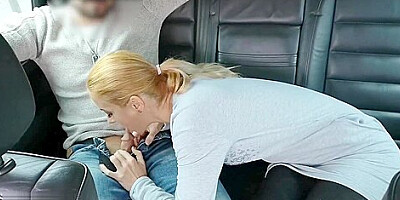 Uber driver caught on camera a couple having a blowjob in car back seat