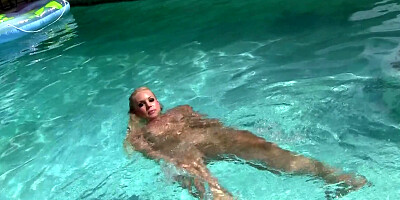 Blonde babe Bella Rose masturbates in the pool