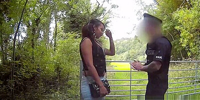 Fake police officer gets blowjob from ebony