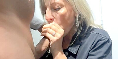 elle suce un mec dans l arriére boutique