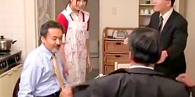 Ama de casa japonesa follada por los amigos del marido (Completo: bit.ly/2DdT9PL)