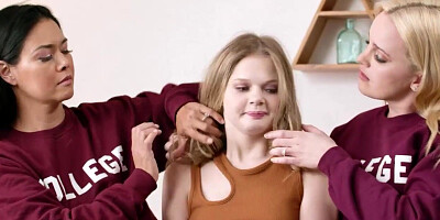 2 stepmoms rim stepdaughter at college