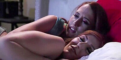 Lauren Phillips let Luna Lain scissor fucks her pussy