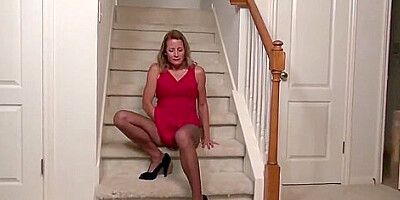 American milf Brie Bently plays with her meaty cunt lips