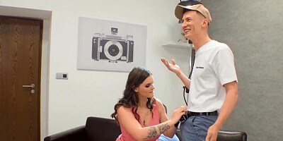 Taylee Wood shows that she can take on ALL men in that room
