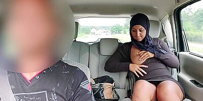 Une Musulmane Mature Et Chaude Se Fait Baiser En Hijab Dans Un Taxi Avec Premiere Bite Blanche!!