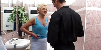 FETISH BIZZARRE/NK18 - Nonna ti piscio in faccia - Episode 3