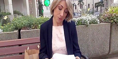 Julie Holly - Une Vide Couilles Se Fait Enculer Avant D Avaler