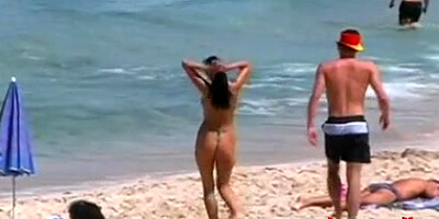 Man turns camera on to film naked MILFs on the beach
