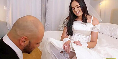 Watch Graceful Leanne Laces Action