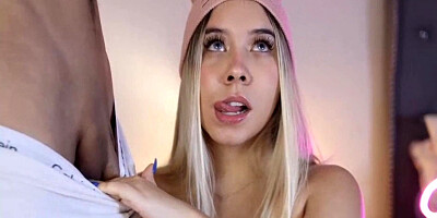 Hot Chick Loves Deepthroat On Cam