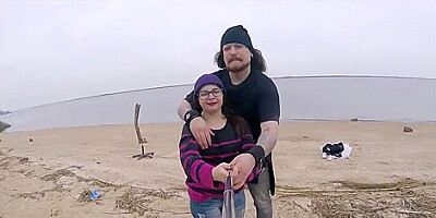 novinha baixinha apalpada e despida na praia