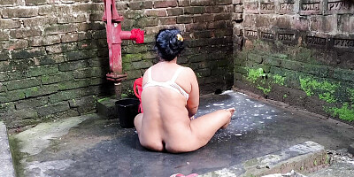 I grabbed my aunty while she was taking bath and started fucking her