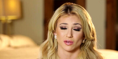 Cybergirl Khloe Terae opening up and bathing