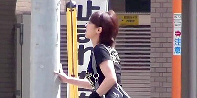 Asian teen 18+ Pees Outdoors