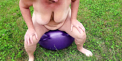 Thick curvy Mom bouncing around on a dildoBall