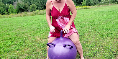 Thick curvy Mom bouncing around on a dildoBall