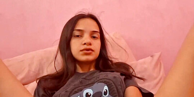 Brazilian Alice Lima beats siririca for her fans after she wakes up