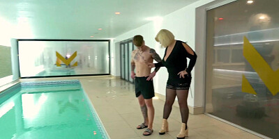 Lacey Starr tests the big dick of lifeguard