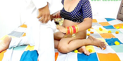 Dost Ka Suhagrat Ke Liye Bed Saja Raha Tha Aur Dulhan Muze Se Chudai Kara With Li Ya