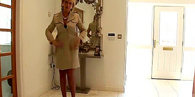 Unfaithful british mature lady sonia flaunts her oversized boobies