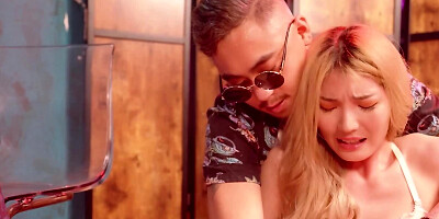 Blindfolded girl Wu Fangyi gives a nice sloppy blowjob