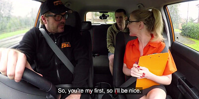 English spex babe publicly blows guy in car