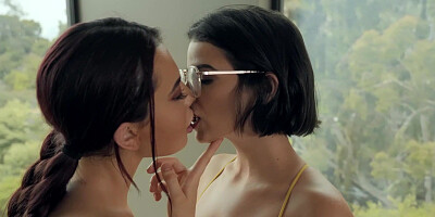 Perfect La Sirena and Sabina Rouge have lesbian sex in a hotel room