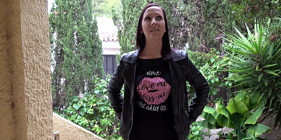 Ashley Dark In Blowjob On The Doorstep