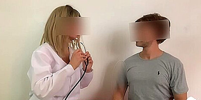 La Dottoressa, Visita Il Paziente Che Vuole Farsi Prescrivere Il Viagra