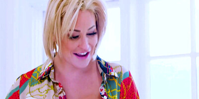 Milf facesits cougar whos stuck with toe