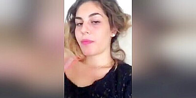 Giovane puttanella balla con mutanda nella figa