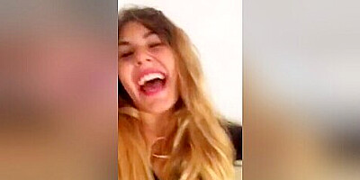 Giovane puttanella balla con mutanda nella figa
