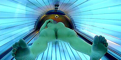 Geiles Girl masturbiert im offentlichen Solarium mit Cam gefilmt