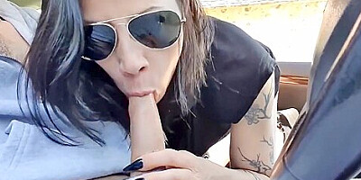 je le suce dans la voiture et il me baise dans le coffre