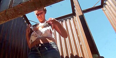 Young girls with a shaved pussy in a beach cabin!