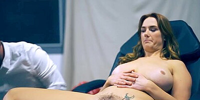 Strange Doctor Impregnates Busty & Booty Woman Siri