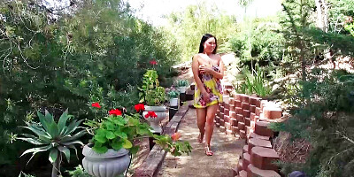 A hot babe is turned on in the garden