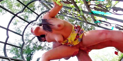A hot babe is turned on in the garden