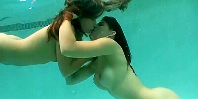 Underwater Lesbian Sex