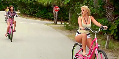 Molly Cavalli, Rachel Roxxx lesbian