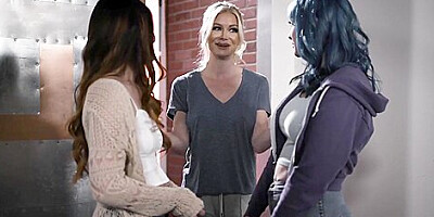 Gives Into To Milf Lesbian With Bella Bends, Des Ires And Jewelz Blu