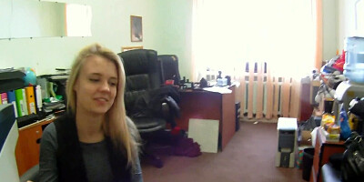 Charming blonde agrees to hive a handjob to that dude