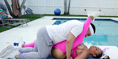 Curvy latina Carmela Clutch had sex with trainer