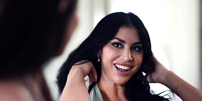 Queenie Sateen finger fucked Alyx Star