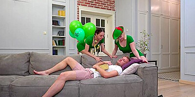 Mia Grandy, Amanda Monroe And Eliz Benson In Horny Threesome