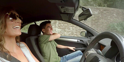 Slutty chick sucked dick in the car